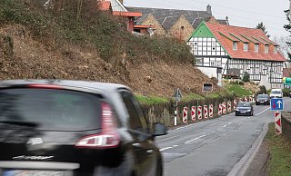 Im Zuge von Sanierungsarbeiten von Straßen NRW wird die Bünder Straße (L 557) gesperrt. - CORNELIA MUELLER