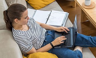 Papierkram ade: Ab 2026 schicken private Krankenversicherer ihre Bescheinigungen zur Vorlage beim Arbeitgeber nur noch digital. - Christin Klose/dpa-tmn