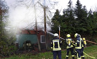 Die Einsatzkräfte hatten den Brand in der Nähe des Stalls rasch unter Kontrolle. - Guitano Darhoven