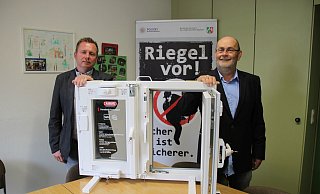 Mit Sicherheit gegen Einbrecher: Sören Anderson (l.) ist der neue Berater für technische Prävention im Kriminalkommissariat Vorbeugung und Opferschutz. Kriminalhauptkommissar Lutz Kollmeyer (r.) geht Ende des Monats nach 41 Dienstjahren in den Ruhestand. - Nicole Bliesener