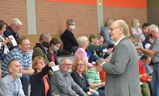 Hartmut Lüdeling (ARGE Dorfentwicklung) bei der Auftaktveranstaltung zum "Dorfentwicklungskonzept 2030" in der gut besuchten Turnhalle Isselhorst. - Jens Dünhölter