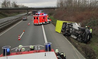 Das Fahrzeug kam von der Fahrbahn ab und kippte um. - Feuerwehr Bad Wünnenberg
