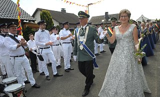 Ralf und Jutta Hopp beim Festumzug in Alfen. - Reinhard Peters