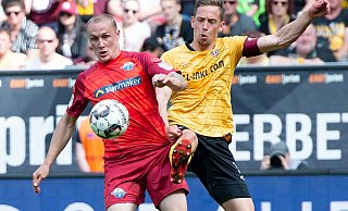 Sven Michel (l.), hier im Zweikampf gegen Dynamo-Akteur Jannik Müller, verlor mit dem SCP am 19. Mai 2019 mit 1:3 in Dresden und feierte anschließend dennoch den bislang größten Erfolg seiner Karriere. - picture alliance/dpa/Revierfoto