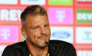 Lukas Kwasniok teilte auf der Pressekonferenz vor dem Kölner Pokalspiel gegen Jahn Regensburg gegen den SC Paderborn aus. - picture alliance / Foto Huebner