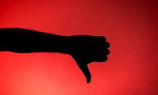 Der Mensch nimmt negative Informationen stärker wahr als positive. (Symbolbild) - Sina Schuldt/dpa