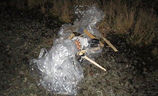 Die aus Folie und Holz gebastelte Puppe war ins Gleibett gelegt worden. - Bundespolizei Hagen