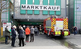 Viele Kunden des Marktkaufs standen nach der Evakuierung auf dem Außenparkplatz. Die Tiefgarage war abgesperrt. - Wolfgang Rudolf
