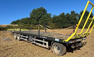 Der Anhänger blieb auf einem Feld stehen, weil sich die Deichsel in den Acker grub. - Polizei Höxter