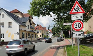 Tempo 30 gilt an Schulen und Kindergärten - hier an der Diebrocker Straße. - Frank-Michael Kiel-Steinkamp