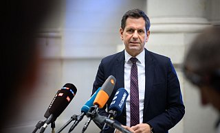 Ministerpräsident Olaf Lies (SPD) sorgt sich um die Autobranche im VW-Land Niedersachsen. (Archivbild) - Bernd von Jutrczenka/dpa