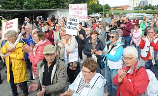 Zahlreiche Menschen aus Stemwede und umzu protestierten in Wehdem gegen die AfD. Die Partei wählte in der nahe gelegenen Begegnungsstätte ihre Ratskandidaten. - Joern Spreen-Ledebur