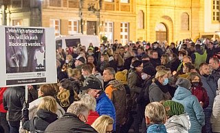 Jeder für sich und gemeinsam einsam? - Archiv Lena Henning