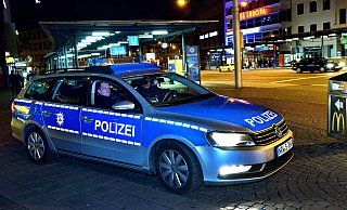 Präsenz zeigen: Ein Streifenwagen der Polizei hat kurz vor 3 Uhr nachts Position vor den Bushaltestellen eingenommen. Immer zur vollen Stunde treffen hier große Gruppen Nachtschwärmer aufeinander, nicht immer ohne Streit. - Barbara Franke