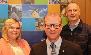Bürgermeister Thomas Meyer (Mitte), hier zusammen mit Sarah Karczewski (SPD-Vorsitzende in Enger) und Jörg Pultermann (SPD-Fraktionsvorsitzender im Stadtrat), stellt sich im September dem Votum der Bürger. - Ekkehard Wind