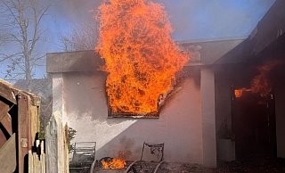 Das Gebäude an der Ernstmeierstraße steht in Flammen. Ausgebrochen ist das Feuer in der Sauna eines Fitnessstudios. - Feuerwehr Herford
