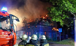 Alle zweieinhalb geschosse des Hauses an der Vilsendorfer Straße standen komplett in Flammen. - Paul Brinkmann