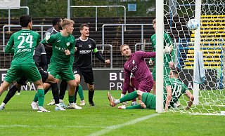 Noch nicht das Siegtor: Kapitän Julian Wolff (Mitte) trifft zum zwischenzeitlichen 2:1 für seinen SV Rödinghausen, der am Ende 3:2 beim FC Gütersloh gewinnt. - Joel Beinke