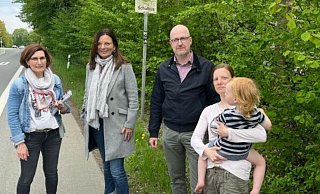 Dies ist das Foto, das der CDU-Stadtverband seiner E-Mail über die Sicherheit an Schulbushaltestellen an die Medien beigelegt hat. Es zeigt Sabine Hallmann (v.l.), Anke Theisen, Thomas Beck und Yvonne Hapel bei der Ortsbegehung. - Daniel Teubner (Ausschnitt)