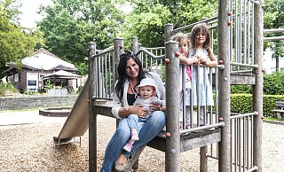 Klein und groß sind zufrieden: Nicole Kley und ihre Enkelin Romy nehmen eine Bummel-Auszeit auf dem Spielplatz am Schlösschen. Alyssa (5) und Alma (3) unterbrachen netterweise kurz ihr Spiel fürs Foto. - Jörg Diekmann