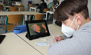Kopf in den Nacken, Stäbchen in die Nase: In einem Video erklärt Lehrer Michael Eichholz, wie es funktioniert. - Ivonne Michel