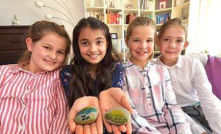 Karlotta (8), Sophie (9), Mia (8) und Robin (8, v. l.) haben selbst bemalte Kieselsteine und geflechtete Armbänder zugunsten des Gütersloher Tierheimes verkauft. - Jens Dünhölter