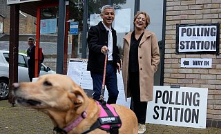 Londons Bürgermeister Sadiq Khan kommt mit seiner Frau Saadiya Ahmed und dem gemeinsamen Hund zur Stimmabgabe. - Kin Cheung/AP