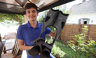 Raffael Csik ist das erste Kind weltweit, bei dem eine besondere Form der CIDP diagnostiziert wurde. Hier zeigt der 15-Jährige seine Orthesen. - Nicole Sielermann