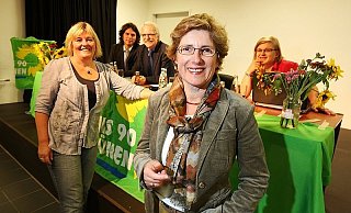 Die Grünen um Marianne Weiß, Matthi Bolte, Bernd Ackehurst und Sandra Mende (v. l.) sprachen sich gestern in einer Mitgliederversammlung einstimmig für eine erneute Kandidatur von Britta Haßelmann (vorne) aus. - FOTO: REIMAR OTT