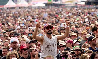 Rockfans drängen sich beim Open-Air-Festival "Rock am Ring". - Thomas Frey/dpa