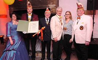 Über Orden, Urkunden und Glückwünsche des BWK konnten sich Sarah Hansmann und Erwin Nowak (2. u. 3. v. r.) freuen. Gratulanten waren Prinzessin Kirsten, Prinz Martin, BWK Präsidiumsmitglied Bernd Bartels-Trautmann und NKG Präsident Josef Schunicht. - Josef Köhne