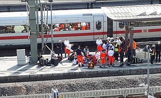 Rettungseinsatz am 11. September an Gleis 5: Notärzte und Sanitäter behandelten die betroffenen Schüler. - Jörg Krahn