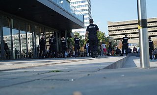 Mit Razzien versuchte und versucht die Polizei, den Drogenhandel einzudämmen. - Christian Geisler (Archivfoto/Symbolfoto)
