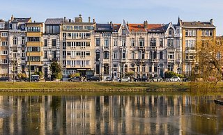 Das Flagey-Viertel in Brüssel lockt mit Cafés, Imbissen - und am Wochenende mit seinem lebendigen Markt. - Jean-Paul Remy/visit.brussels/dpa-tmn