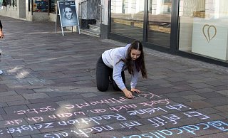 Mit den Sprüchen auf der Straße will Carlotta auf das Thema aufmerksam machen. - Wiebke Wellnitz