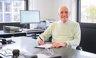 Martin Kind hält trotz unterschiedlicher Auffassungen zum Ukraine-Krieg an der «guten Bekanntschaft» mit Gerhard Schröder fest. - Julian Stratenschulte/dpa