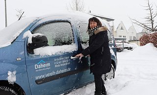 Danuta Mandla, Leiterin des Ambulanten Pflegedienstes "Daheim", berichtet, dass die Leute sehr hilfsbereit sind und den Kolleginnen bei Problemen mit dem vielen Schnee bereitwillig helfen. - Marion Pokorra-Brockschmidt
