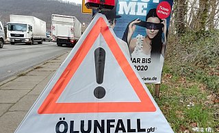 Stundenlang waren Teile der B482 wegen des ausgelaufenen Diesels gesperrt. Eine Fachfirma musste die Fahrbahn aufwendig reinigen. - Vasco Stemmer