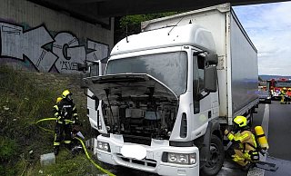 Im Einsatz waren der B-Dienst, die Bad Oeynhausener Feuer und Rettungswache, die Löschruppen Rehme und Oberbecksen, sowie Rettungswagen und Polizei. - Feuerwehr Bad Oeynhausen
