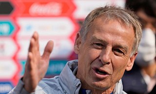 Ex-DFB-Coach Jürgen Klinsmann (r) ist neuer Nationaltrainer von Südkorea. - Lee Jin-man/AP