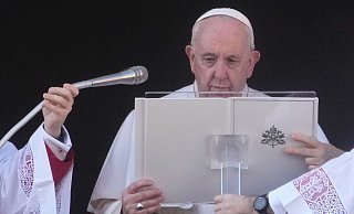 Papst Franziskus spricht den Weihnachtssegen «Urbi et Orbi» vom Hauptbalkon des Petersdoms. - Gregorio Borgia/AP/dpa