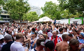 Englische Fans feiern vor dem EM-Finale in Berlin. - Christophe Gateau/dpa