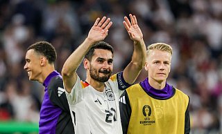 Ilkay Gündogan (M) war beim 5:1-Auftaktsieg der DFB-Elf gegen Schottland schwer gefoult worden. - Christian Charisius/dpa