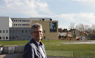 Bundestagsabgeordneter Christian Haase (CDU) vor dem Warburger Krankenhaus. An der Fassade der Helios-Klinik wirbt ein riesiges Plakat für den „wichtigsten Job der Welt". - Dieter Scholz