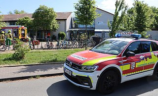 Die Delbrücker Feuerwehr rückt am Donnerstagvormittag zur Grundschule Johannes an der Graf-Sporck-Straße aus. - Feuerwehr Delbrück