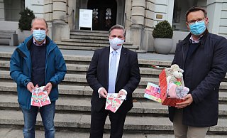 Sammelstellenleiter Friedhelm Wizenti (v.l.), Bürgermeister Tim Kähler und Pastor Lars Schwesinger laden zur Aktion "Weihnachten im Schuhkarton" ein, die bedürftigen Kindern weltweit hilft. - Alexandra Golfinger