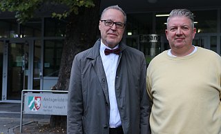Nebenklagevertreter Achim Depenbrock (l.) mit dem Opfer des Angriffs, Marcel Wittland nach der Urteilsverkündung vor dem Herforder Amtsgericht. - Claus Frickemeier