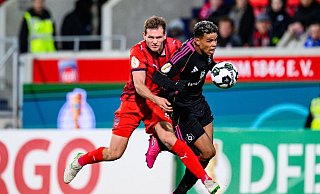 Notbremse: Für dieses Foul sah Heidenheims Tim Siersleben (l.) Rot. - Tom Weller/dpa