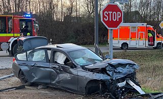 Ein BMW-Fahrer ignoriert ein Stoppschild und stößt mit einem silbernen Mazda zusammen. - Ralph Meyer