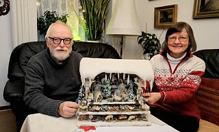 Eine Rarität ist dieser Weihnachtsstand, vermutlich von 1910. Sigrid und Siegfried Israel haben das "Schätzchen" im Sommer im Erzgebirge entdeckt. - Heike von Schulz